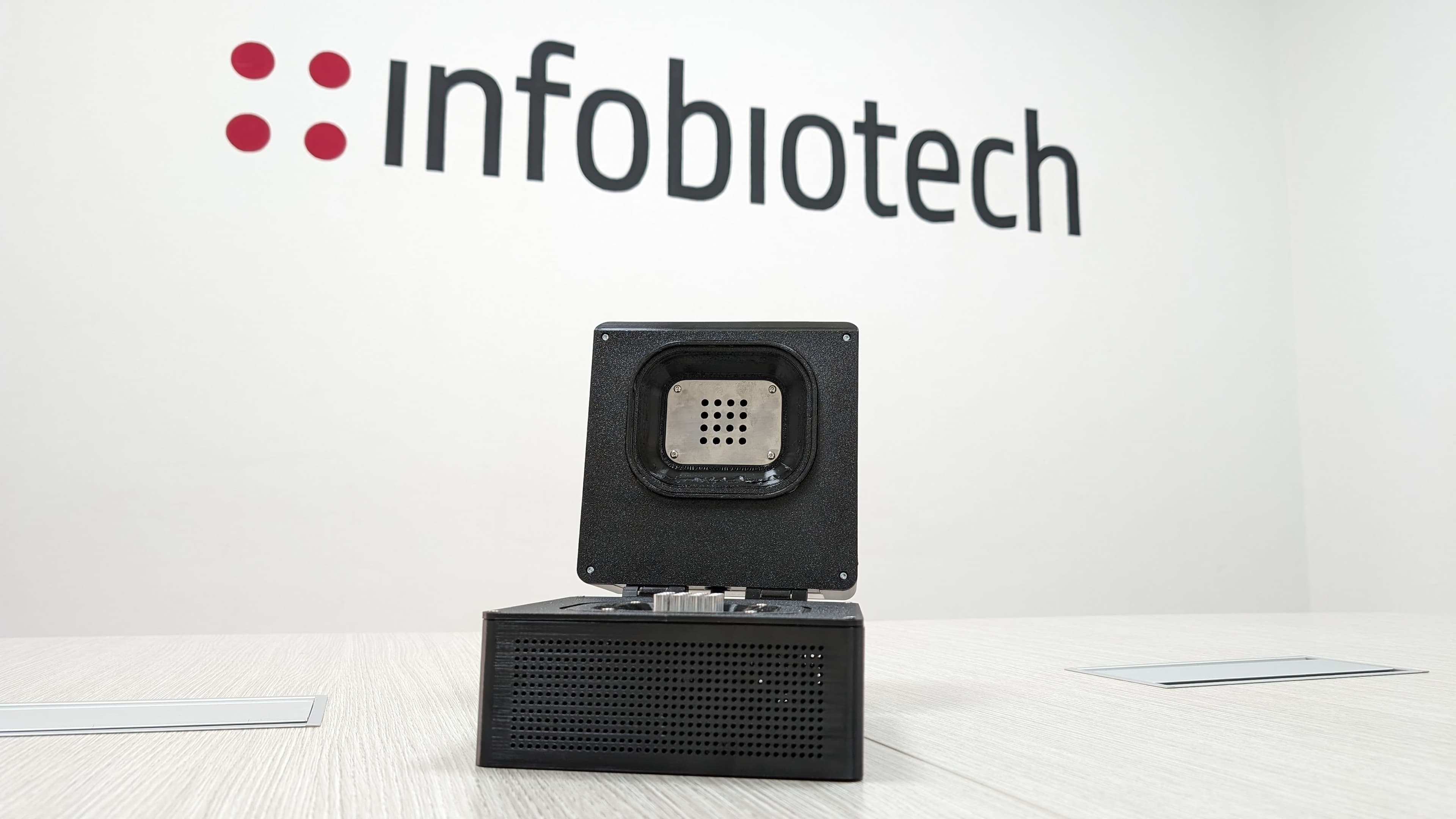 Nouveau dispositif Real Time PCR (face, ouvert)